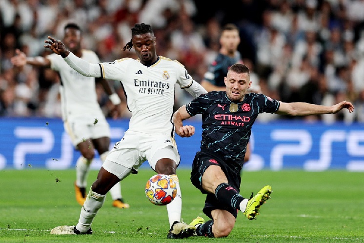 Pep Guardiola với biểu cảm lo lắng khi Man City lại đối đầu Real Madrid tại Cúp C1 châu Âu.