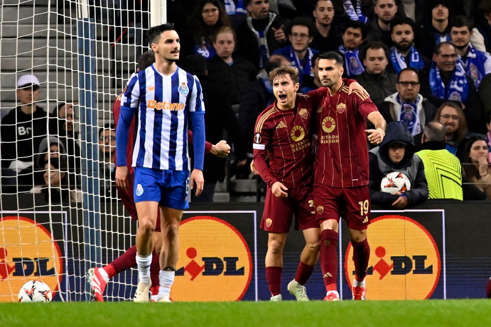 Cầu thủ Porto và AS Roma tranh bóng quyết liệt trong trận đấu tại vòng play-off Europa League