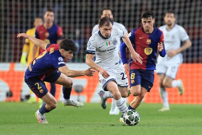 Raphinha ăn mừng sau pha kiến tạo lịch sử, giúp Barcelona hòa Inter Milan 3-3 tại Champions League