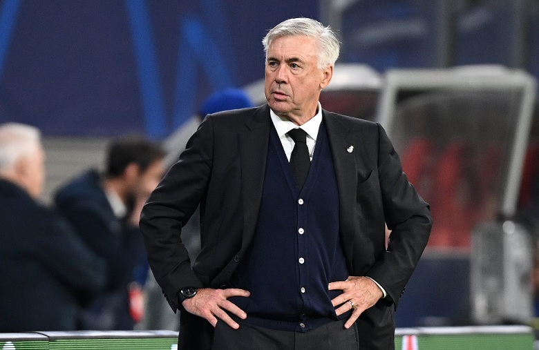 HLV Carlo Ancelotti của Real Madrid với vẻ mặt đăm chiêu, đứng trên sân cỏ, cho thấy tương lai không chắc chắn tại Bernabeu sau những kết quả gần đây.