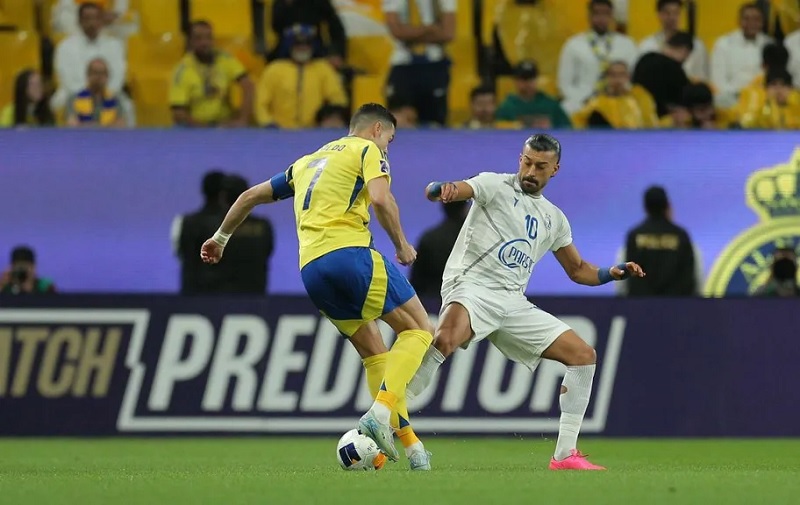 Ronaldo ăn mừng bàn thắng trên chấm phạt đền, giúp Al Nassr dẫn trước 2-0 và tiến vào tứ kết Cúp C1 châu Á