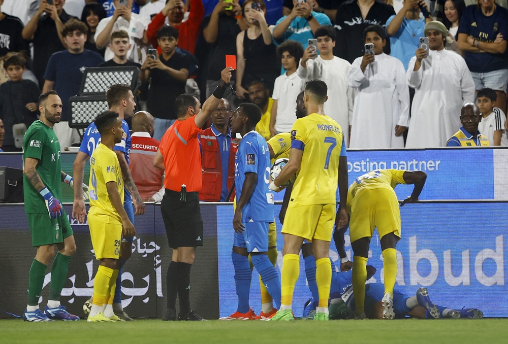 Cristiano Ronaldo phản ứng dữ dội sau khi nhận thẻ đỏ ở trận bán kết Siêu cúp Saudi