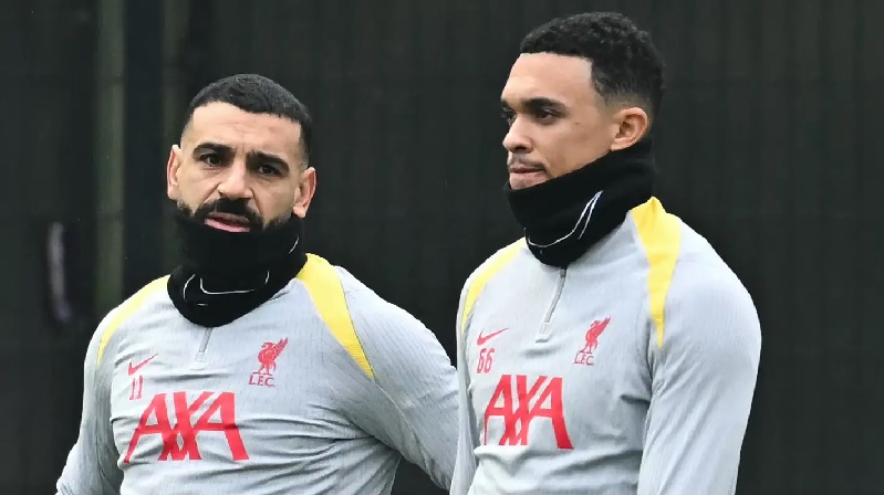 Mohamed Salah và Trent Alexander-Arnold có khoảnh khắc căng thẳng trên sân tập Liverpool