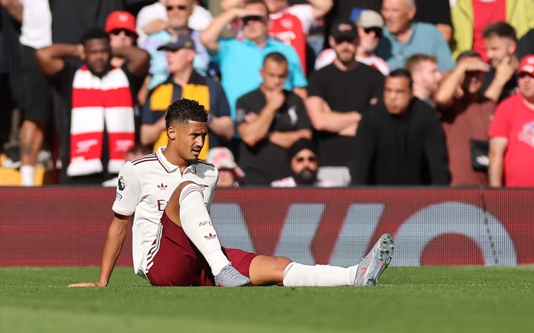 Trung vệ William Saliba của Arsenal thi đấu, thông tin y tế cho thấy anh có thể bình phục kịp đại chiến Man City.