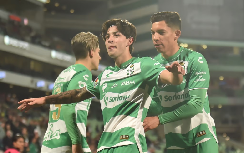 Cầu thủ Santos Laguna ăn mừng bàn thắng vào lưới Puebla trong chiến thắng 3-0 tại Liga MX