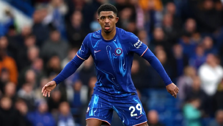 Wesley Fofana, trung vệ Chelsea, ngồi thất vọng sau chấn thương gân kheo nghiêm trọng