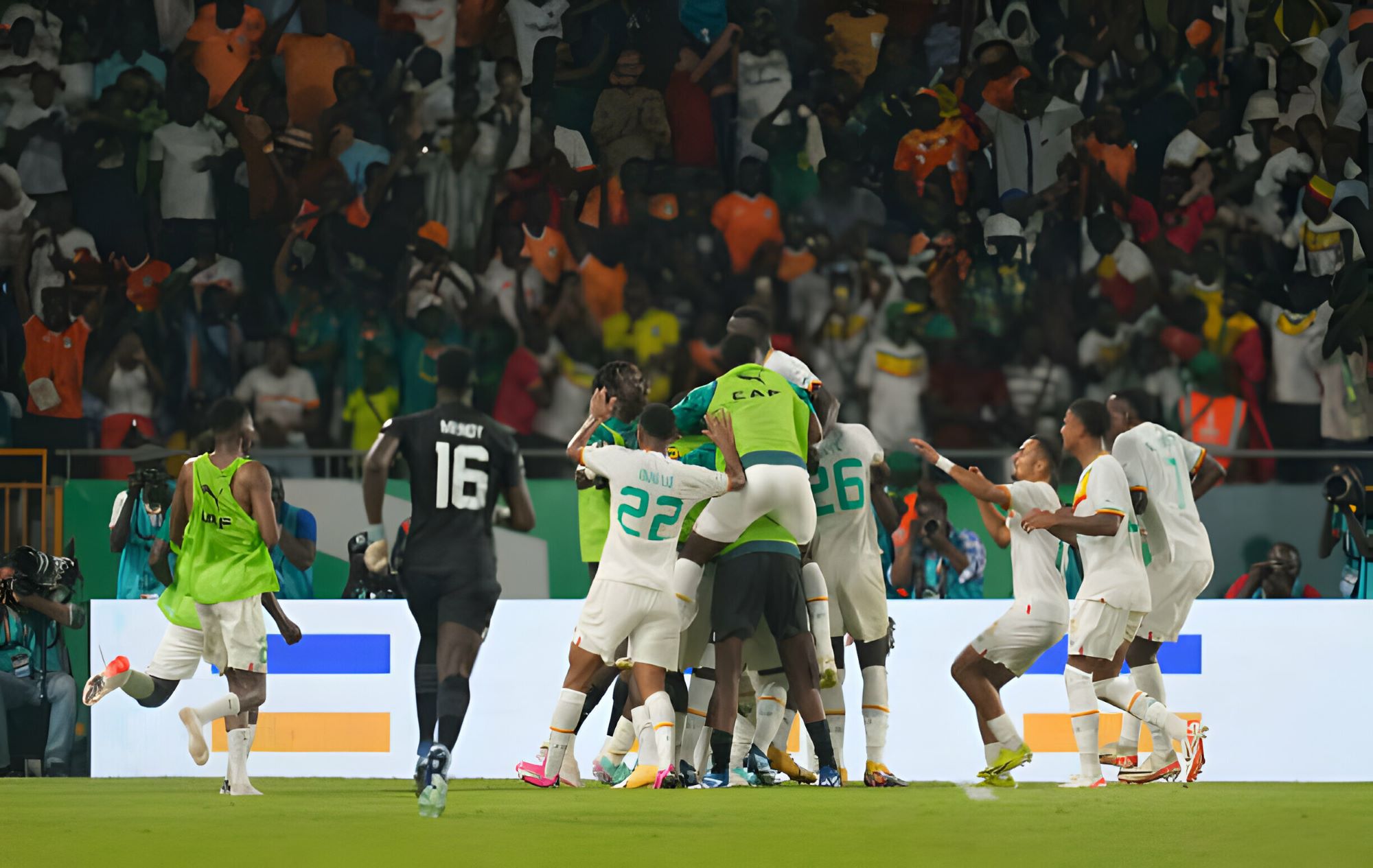 Ismaila Sarr và Habib Diallo ăn mừng bàn thắng vào lưới Cameroon tại CAN 2024