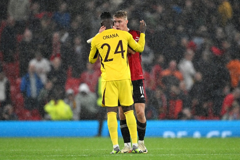Thủ môn Andre Onana và tiền đạo Rasmus Hojlund trong màu áo Manchester United