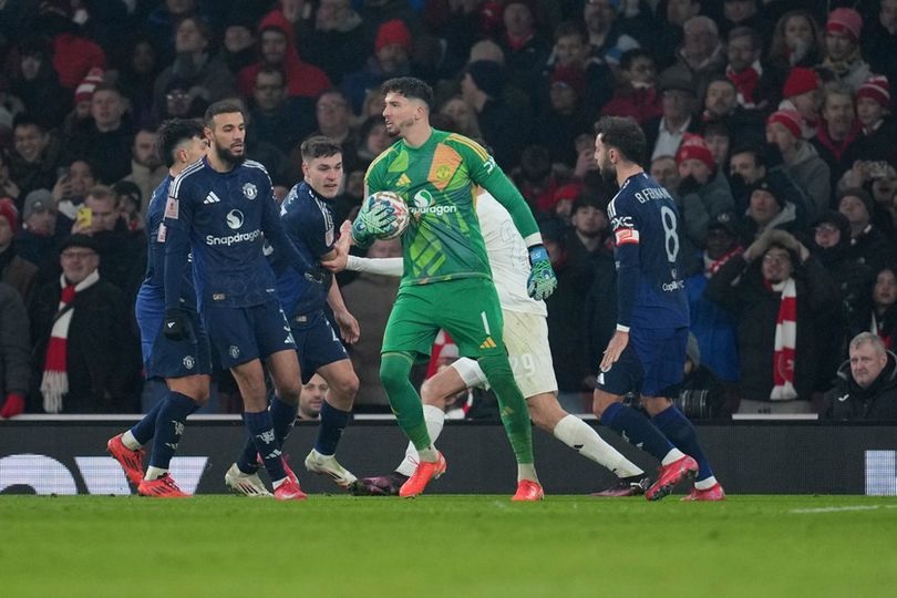 Thủ môn Altay Bayindir của Manchester United ăn mừng sau khi cản phá thành công một quả penalty, góp công lớn giúp 'Quỷ đỏ' đánh bại Arsenal.