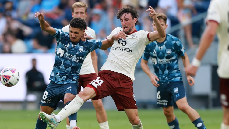 Joe Lolley ăn mừng bàn thắng mở tỷ số cho Sydney FC trong chiến thắng hủy diệt Adelaide United tại A-League