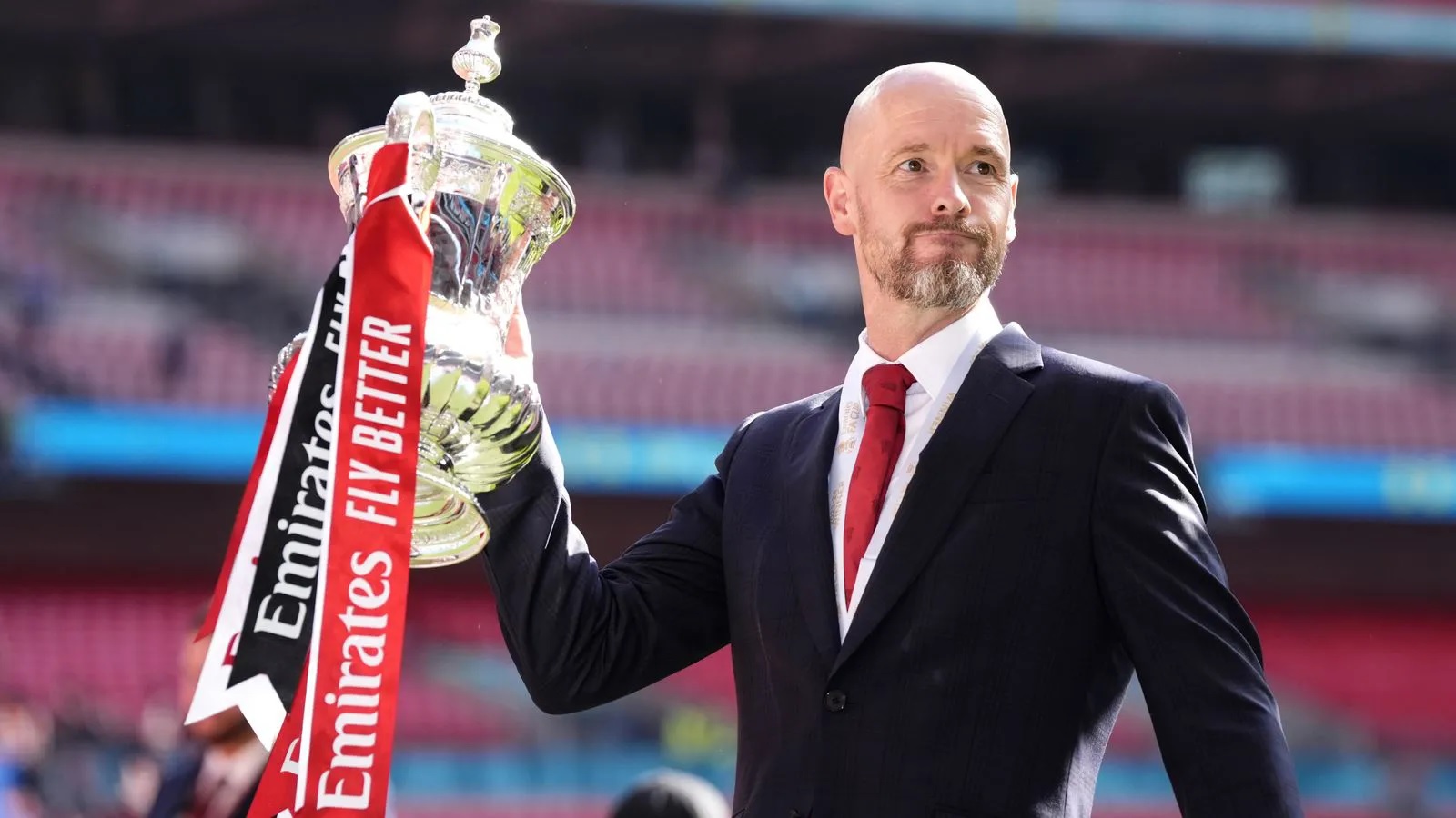 Erik ten Hag trên sân cỏ, bàn về hợp đồng và mức lương bị cắt giảm tại Manchester United