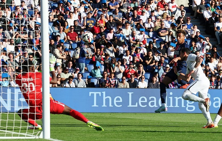Các cầu thủ PSG ăn mừng chức vô địch Ligue 1 mùa giải 2024/2025 sau chiến thắng tối thiểu trước Angers