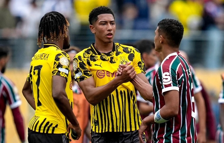 Thiago Silva (Fluminense) và Jobe Bellingham (Dortmund) đứng cạnh nhau trên sân, tượng trưng cho khoảng cách 21 tuổi đáng kinh ngạc tại FIFA Club World Cup 2025.