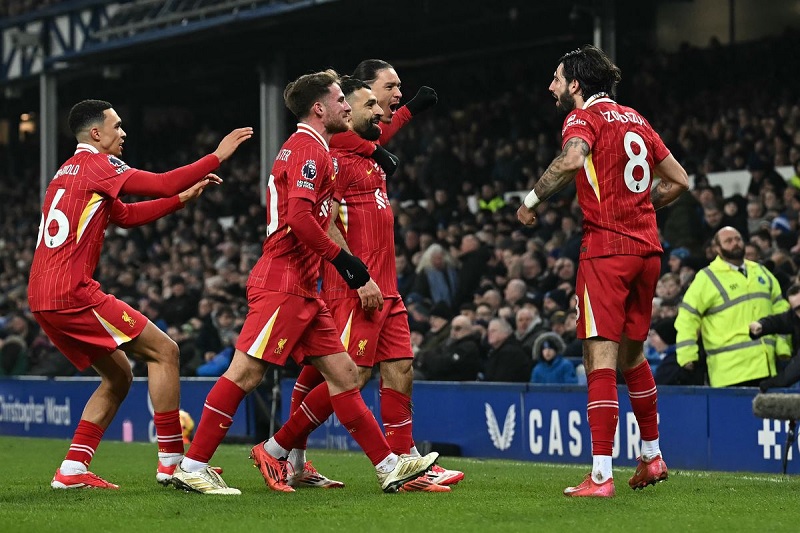 Cầu thủ Liverpool thể hiện sự thất vọng sau bàn thua ở phút bù giờ, đánh rơi chiến thắng trước Everton tại vòng 15 Ngoại hạng Anh.