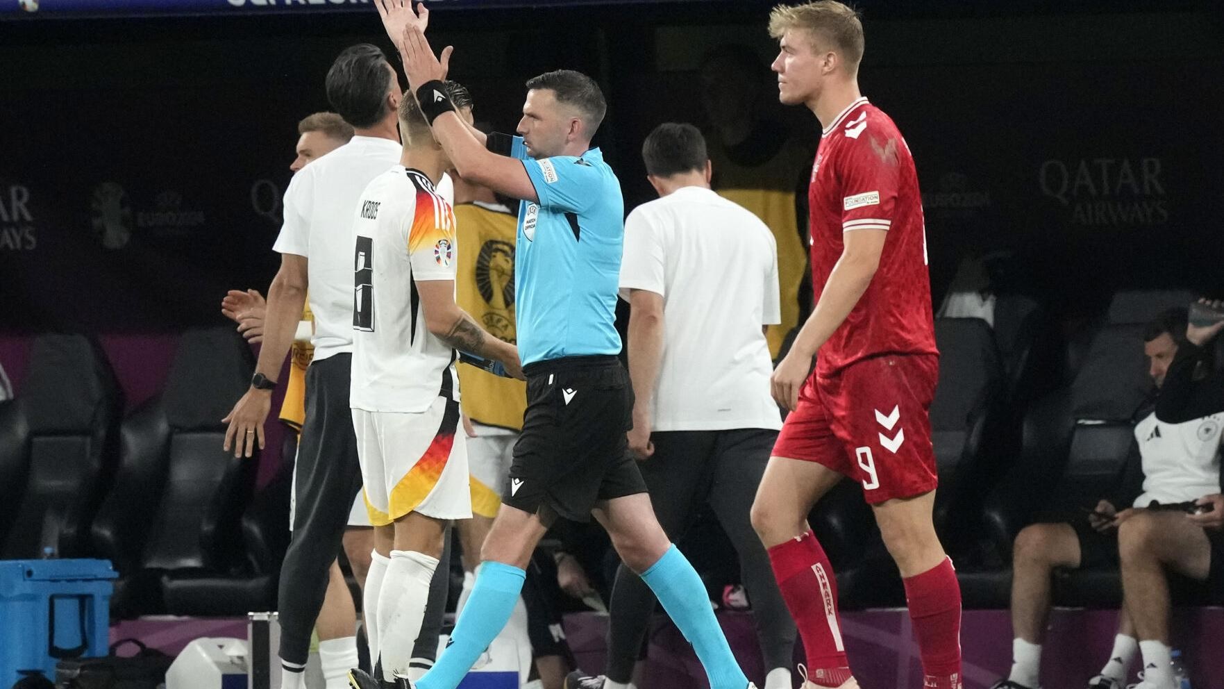 Trọng tài Michael Oliver trong một pha xử lý tình huống gây tranh cãi tại EURO 2024