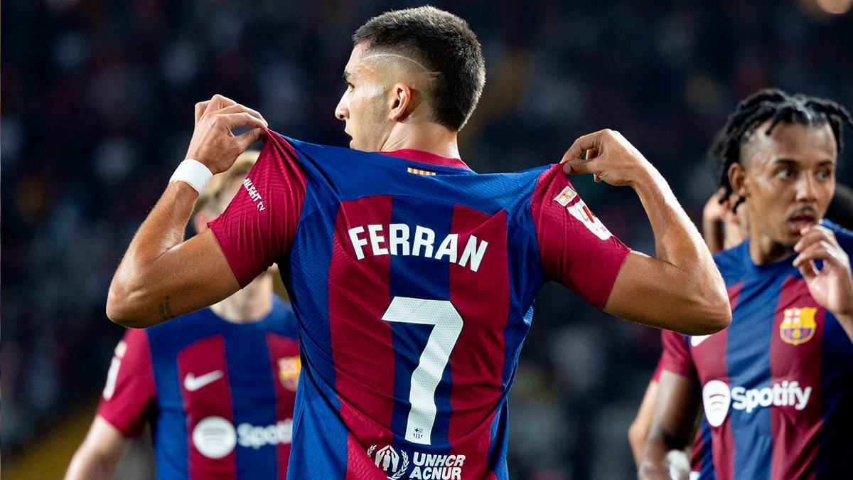 Ferran Torres, người thay thế Lewandowski, ăn mừng bàn thắng quyết định cho Barcelona trong trận đấu với Mallorca.