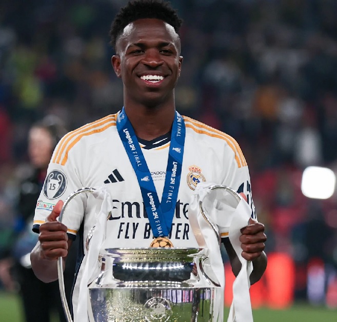 Vinicius Jr thi đấu cho Real Madrid, đóng góp vào các thành công của câu lạc bộ, trong bối cảnh tin đồn chuyển nhượng sang Saudi Pro League.