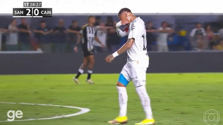 Neymar đau đớn ôm đùi rời sân khi tái phát chấn thương cơ trong trận đấu của Santos tại VĐQG Brazil.