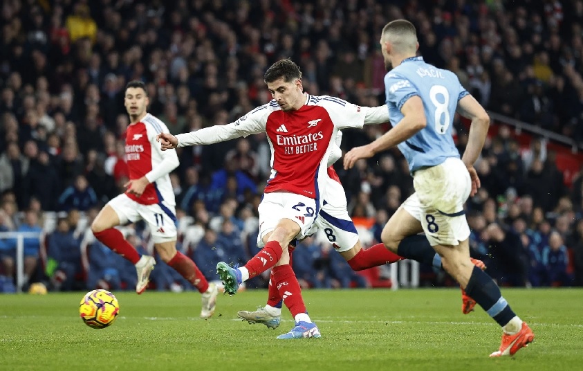 Cầu thủ Arsenal ăn mừng bàn thắng vào lưới Man City tại sân Emirates, nâng cao lợi thế trong trận đấu quyết định ngôi vương Ngoại hạng Anh.