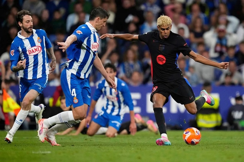 Cầu thủ trẻ Lamine Yamal ăn mừng sau khi Barcelona giành chức vô địch La Liga 2023/24