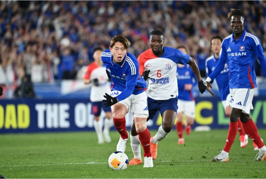 Các cầu thủ Yokohama F. Marinos ăn mừng chiến thắng tối thiểu trước Shanghai Shenhua, củng cố vị trí đầu bảng