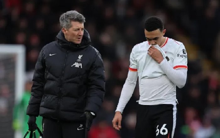 alexander-arnold-chan-thuong-liverpool-doi-mat-thu-thach-lon_1738465308.jpg
