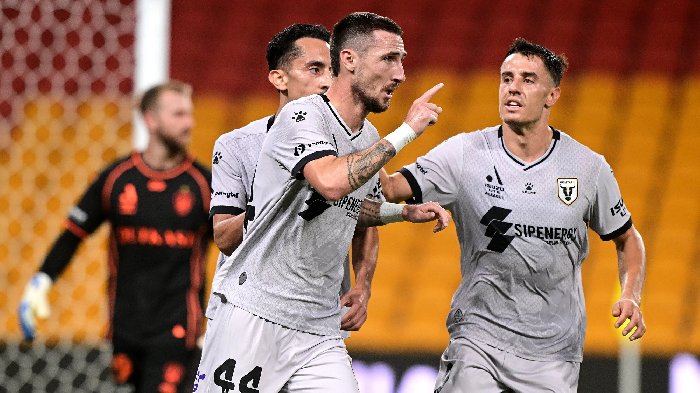 ket-qua-bong-da-hom-nay-toi-4-4-brisbane-roar-thua-tham-fc-macarthur_1743778728.jpg
