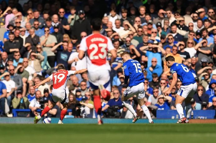 ket-qua-bong-da-hom-nay-toi-5-4-arsenal-hoa-dau-don-everton_1743861263.jpg