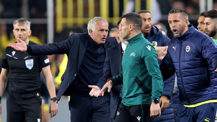 mourinho-nhan-an-phat-nang_1740700236.jpg
