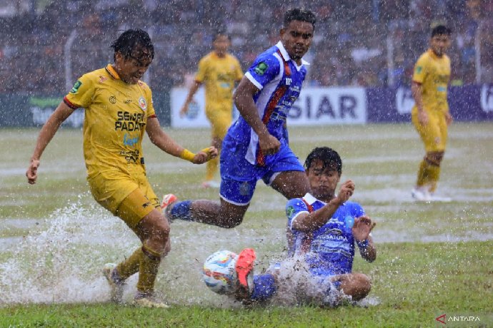 nhan-dinh-soi-keo-semen-padang-vs-psbs-biak-numfor-15h30-ngay-11-9-chien-thang-dau-tien_1757504526.jpg