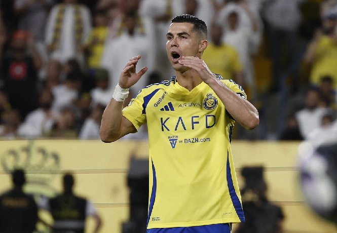 sa-sut-kho-tin-ronaldo-lai-nhan-chi-trich-sau-tran-derby-riyadh_1730505568.jpg