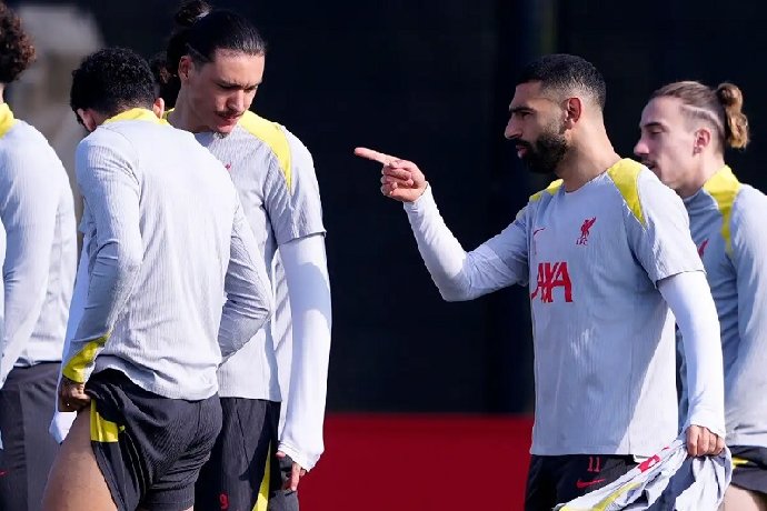 salah-va-alexander-arnold-xo-xat-truoc-them-tran-gap-psg_1741651420.jpg