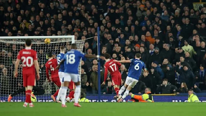 thung-luoi-phut-cuoi-liverpool-danh-roi-chien-thang-truoc-everton_1739402211.jpg